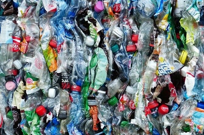 Pokud bude svět produkovat plastové odpady stejným tempem jako dosud, okolo roku 2050 bude v oceánech plavat více plastů než ryb. Foto: Pixabay plastové lahve určené k recyklaci