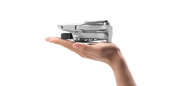 dron DJI Mavic Mini na ruce