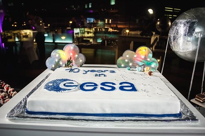 Na prvním Czech Space Week se slavilo desetileté výročí evropské vesmírné agentury ESA. Foto: Czech Space Week narozeninový dort ESA na Czech Space Week 2018