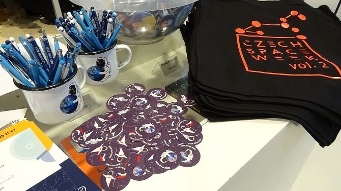 suvenýry nachystané pro návštěvníky Czech Space Week v brněnské hvězdárně a planetáriu