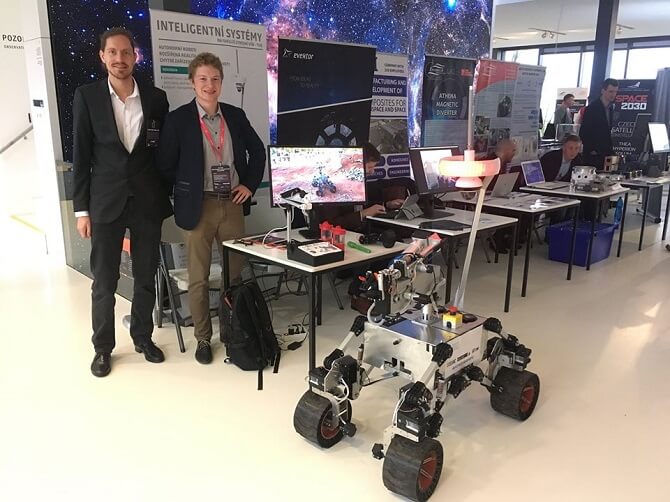 Vedoucí týmu RoverOva Robert Pastor a Daniel Huczala