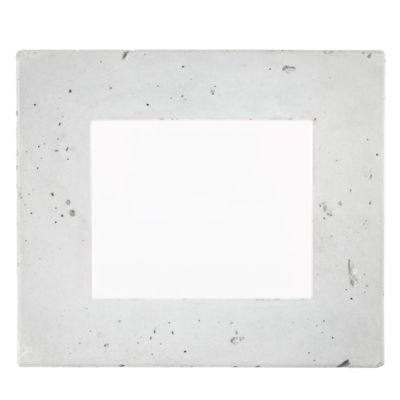 Vypínač s betonovým detailem.