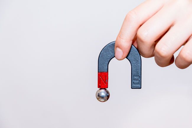 Gilbert ve své publikaci dokázal, že magnety mají vždy dva póly.