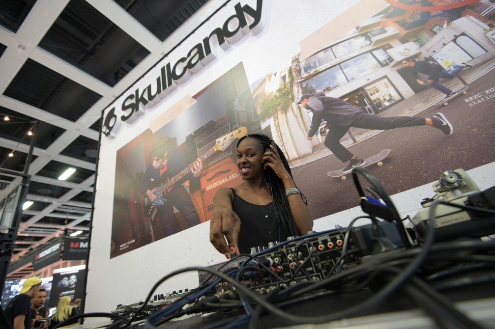 Ráj pro posluchače i muzikanty. Rozsáhlá sekce veletrhu se věnovala pouze audio technice. Nechyběla zde ani značka Skullcandy.