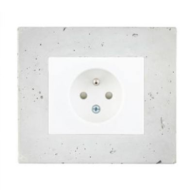 Designová zásuvka s betonovým detailem.