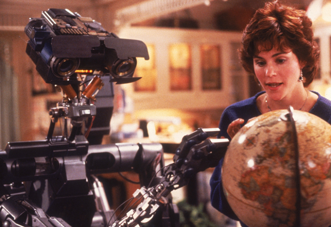 Robot číslo 5 se seznamuje se Zemí.