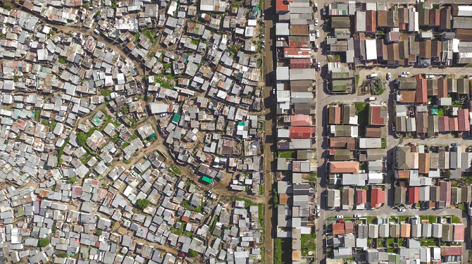 Přímo v Kapském městě děli dva různé světy často jen ulice.