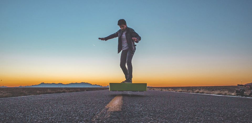 Hoverboard se opatrně vznáší nad silnicí.