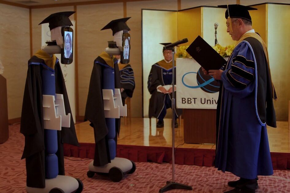 Za japonské studenty „uvězněné“ doma kvůli karanténě převzali diplom roboti