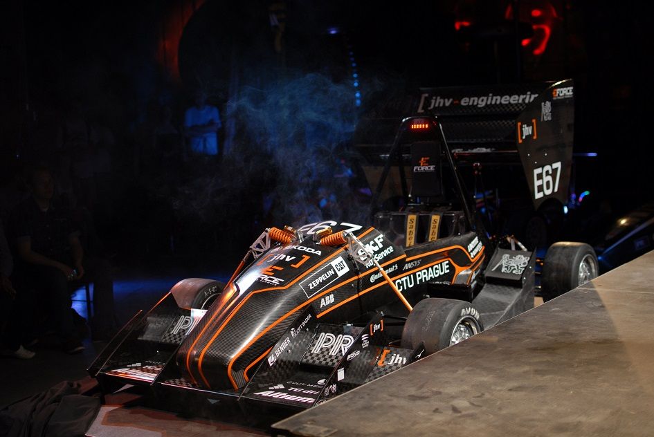 Studenti ČVUT odtajnili novou elektrickou formuli pro závody Formula Student