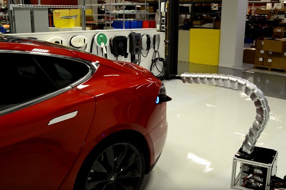 Podívejte, jak se nabíječka pro elektroauto od Tesly vrtí jako ospalá kobra