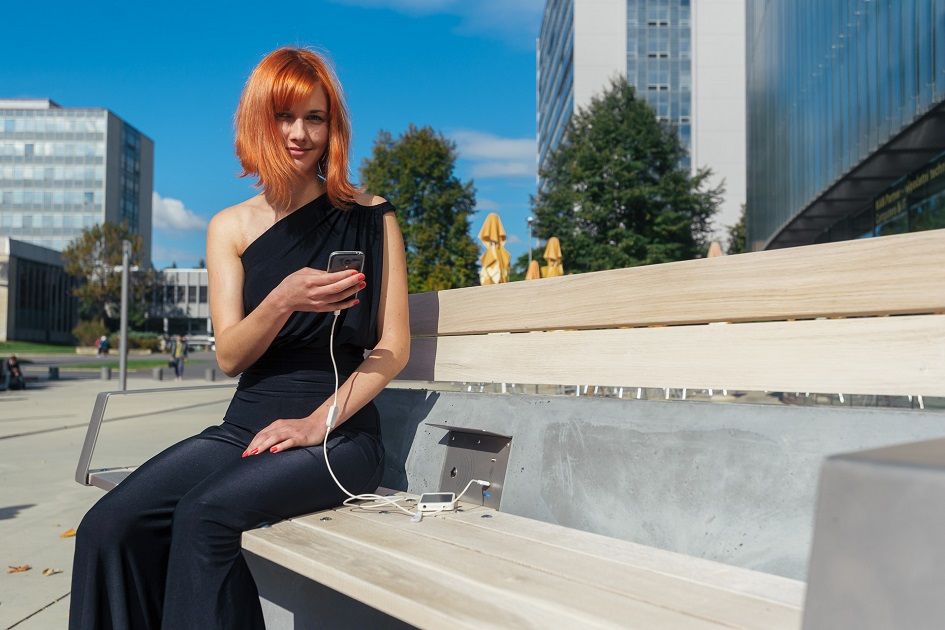 Chytrá lavička CapaSitty z Česka: Praktický vynález nabije telefon a šíří Wi-Fi