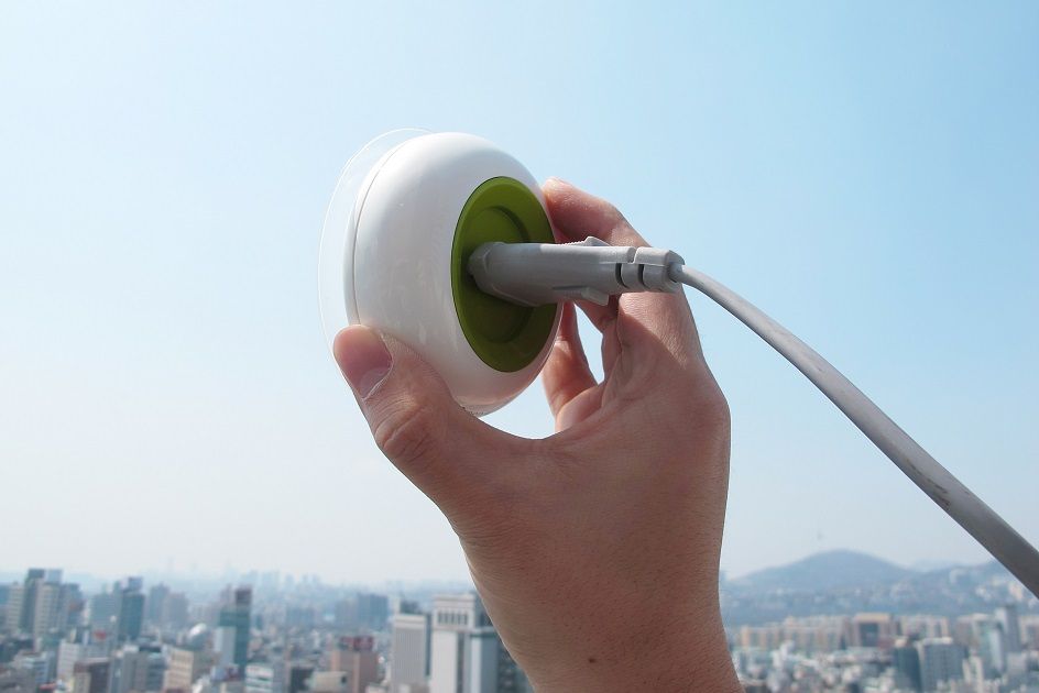 Solární zásuvka se přisaje k oknu a hned můžete nabíjet drobnou elektroniku