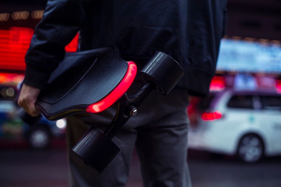 Češi vymysleli revoluční elektrický skateboard. Umělá inteligence prkna učí lidi jezdit