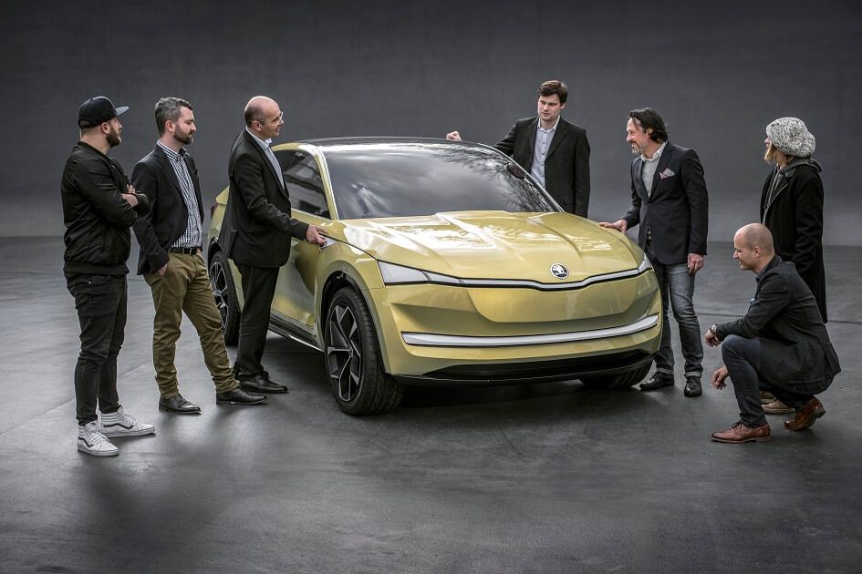 Jak končí diskuze o elektromobilech u piva? Lidé se diví, že auto nabijete i ze zásuvky