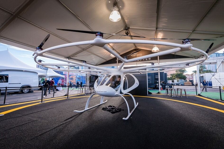 Řízení auta mozkem, český vynálezce baterií i rival Tesly. Kdo se ukázal na CES 2018?