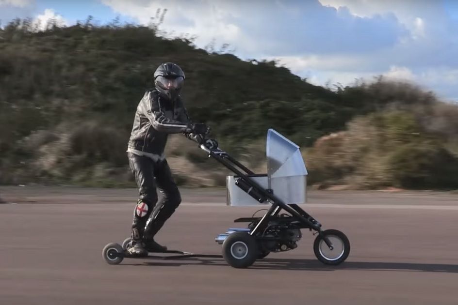 Šílený MacGyver Colin Furze: Dal motor do kočárku i autíčka z autodromu a překonal rekordy