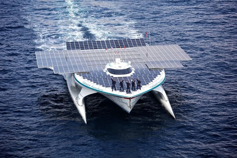 Z největší solární jachty se stala loď poháněná sluncem, větrem i vodíkem