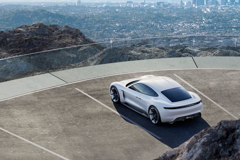 První elektrický sporťák od Porsche se začne vyrábět příští rok. Jmenuje se Taycan