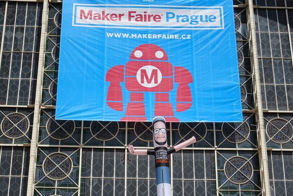 Tácek na počítání vypitého piva i čokoláda z 3D tisku. Čím zaujal festival kutilů?