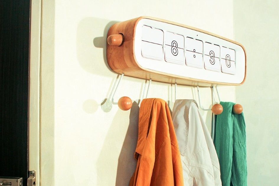 Řešení pro sklerotiky? Věšák v retro stylu radí, co si vzít na sebe podle počasí