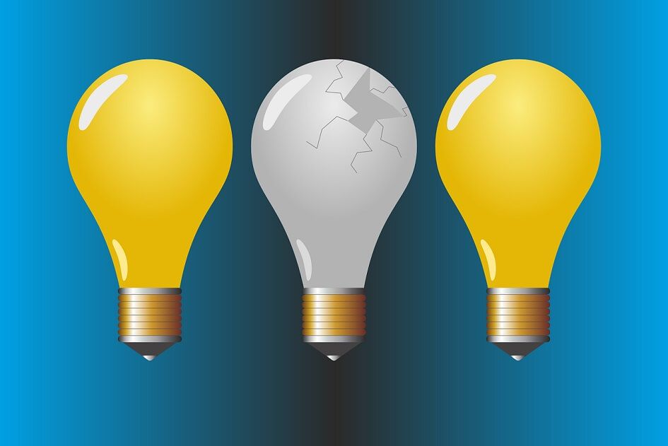 ERÚ a ČOI proklepne tisíce smluv od šmejdů, kteří lidem vnutili žárovky „zdarma“