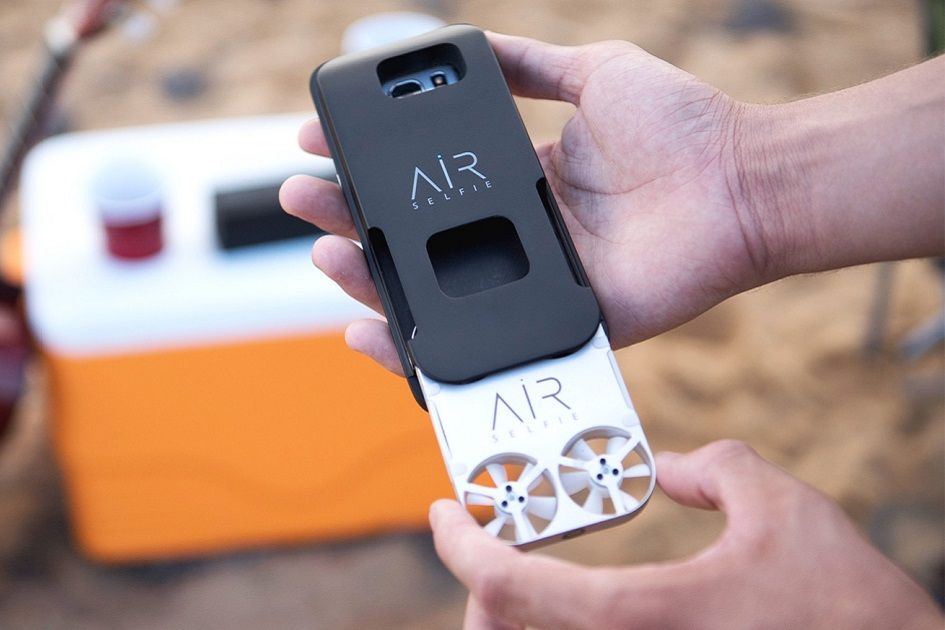 Nudí vás focení sebe sama? Odhoďte selfie tyčku a nechte se zvěčnit minidronem