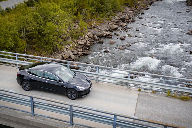 V Norsku se prodává už přes 50 % elektromobilů. Jak je na tom Česko?