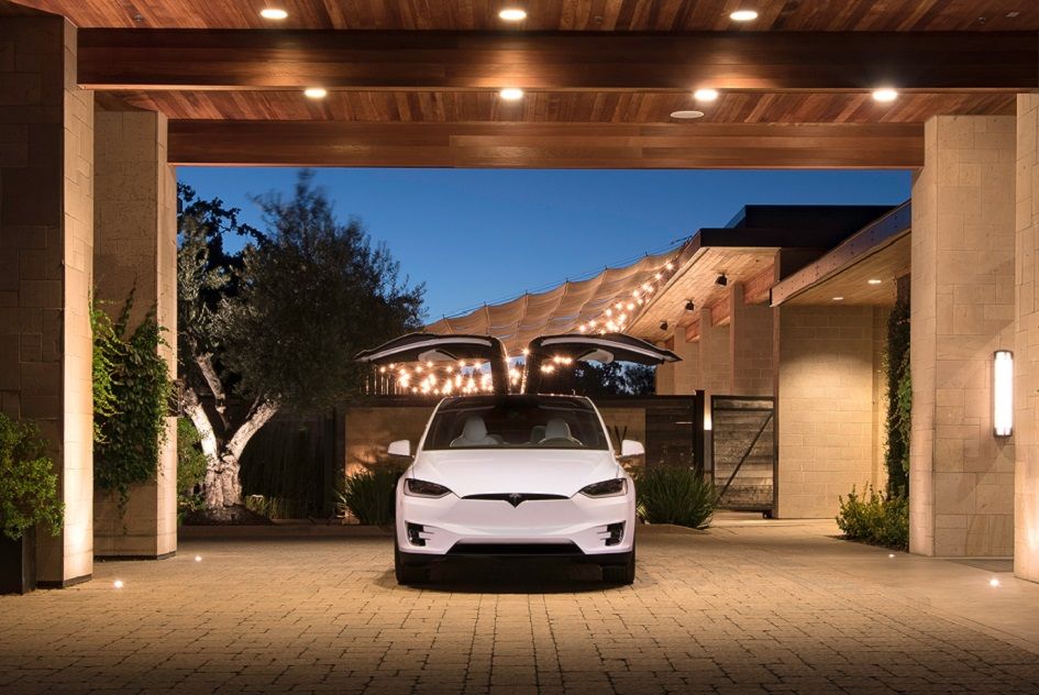 Tesla „jede“: Gigafactory v Evropě, konec nabíjení zdarma i prestižní trofej