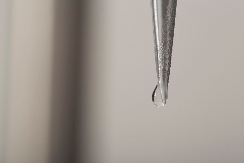 Zařízení se solárním pohonem vyrábí vodu ze vzduchu. Postavit si jej můžete i vy!