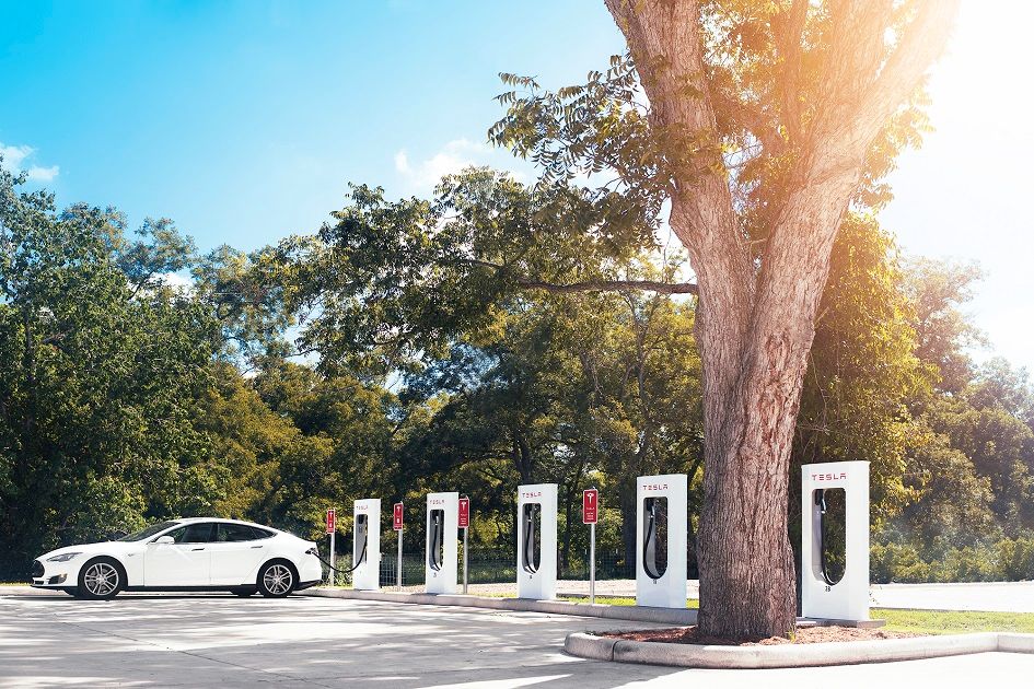 Konečně v Česku! Tesla na dálnici D1 spustila první šestistojanový Supercharger