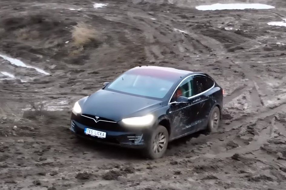 Elektromobil Tesla je všestranné vozidlo, nezalekne se ani bahnitého terénu