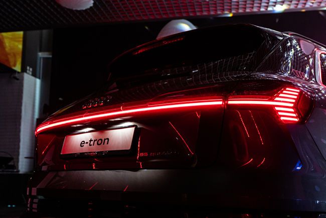 Audi e-tron dokáže přijmout výkon 175 kW z ultrarychlé nabíječky.