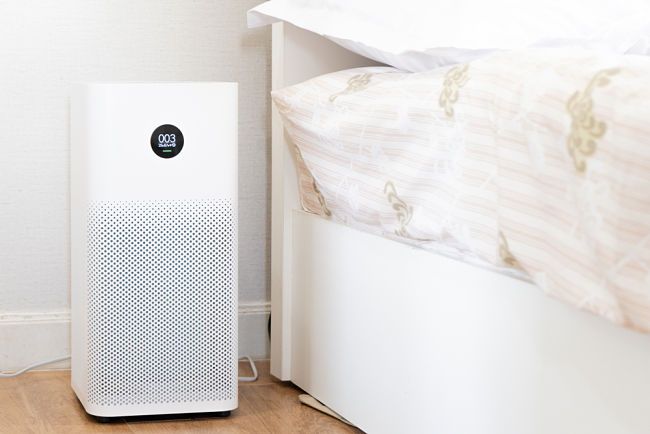 Čistička vzduchu umístěná v ložnici.