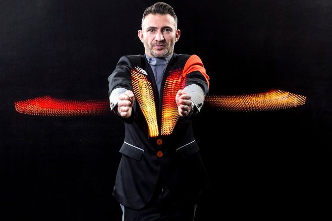 Zaměstnanec aerolinek easyJet v nové uniformě.