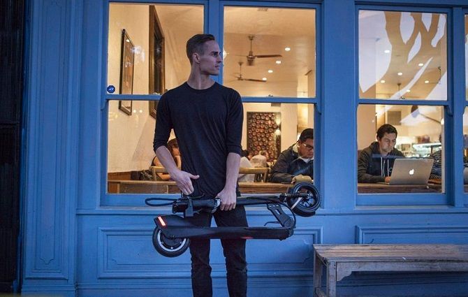 Koloběžka má 12 kg, což je pro občasné přenášení relativně přijatelná hmotnost.