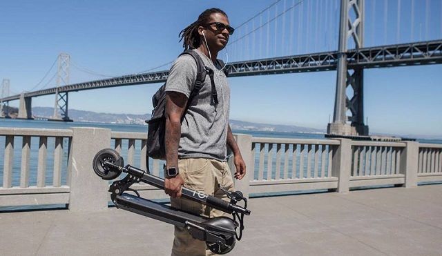 Koloběžka, která je ve skutečnosti malým skútrem.