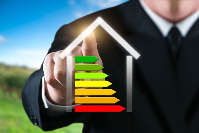 Muž ukazuje graf s energetickou náročností budovy.