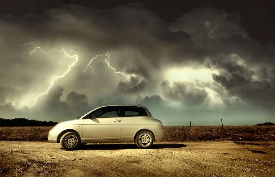 Princip Faradayovy klece vás ochrání před blesky v automobilu