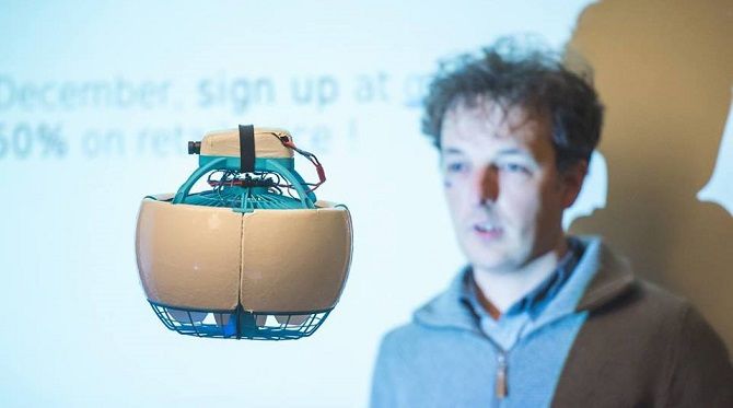 Dron Fleye v rukách Laurenta Eschenauera.