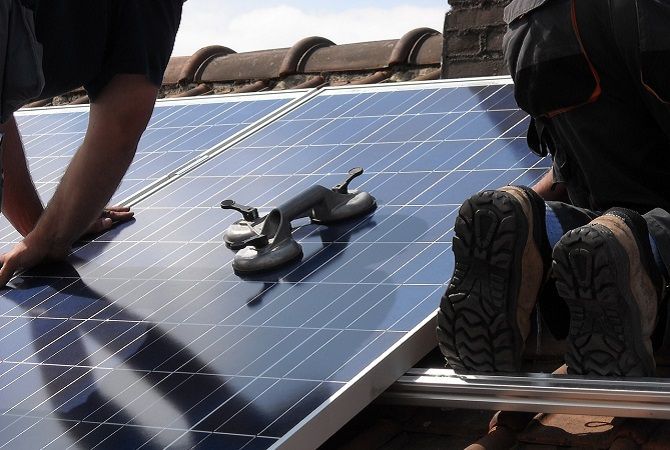 Připevnění panelů na střechu je dnadnější, než si možná myslíte.