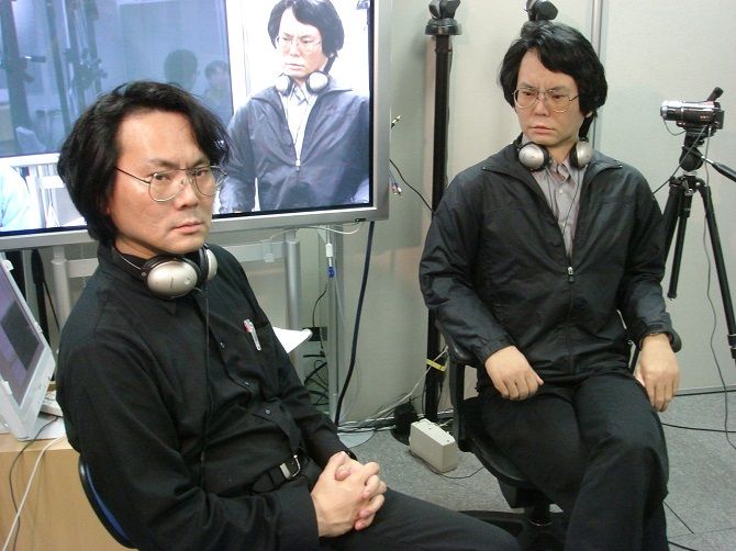 Hiroshi Ishiguro se svým robotickým klonem.