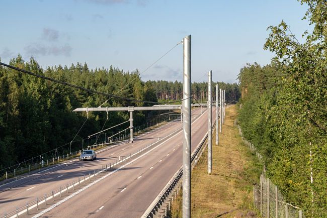 Inovativní silnice, která nabíjí elektromobily ve Švédsku.