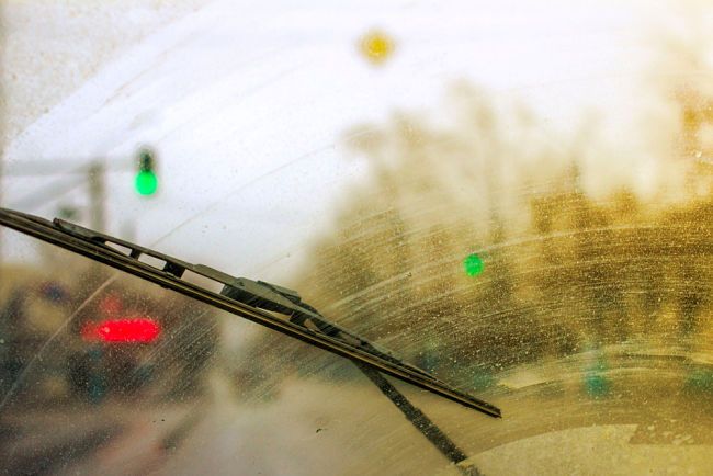 Automobil s uzavřenou plechovou karoserií jako ochrana před bouřkou.