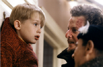 Kevin  McCallister tváří v tvář  zlodějům, které se mu nakonec podařilo udolat.