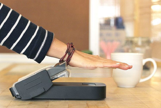 Odcizení ruky se obávat nemusíte, platba funguje pouze při detekování dlaně, v níž proudí krev.