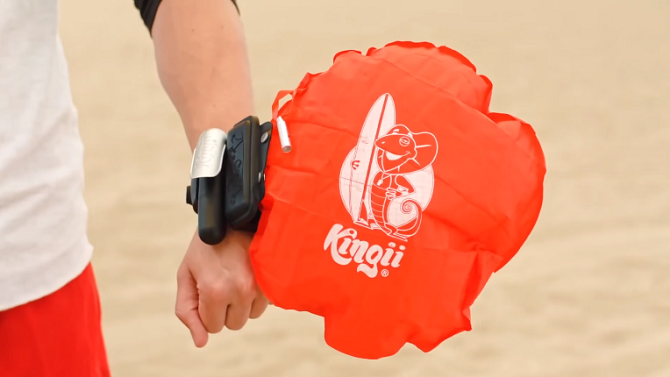 Oranžový vak, který se v náramku ukrývá, dokáže vynést na hladinu dospělého člověka.