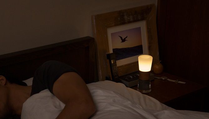 Lampa na první pohled připomíná mlýnek na koření. Zdání ovšem klame.