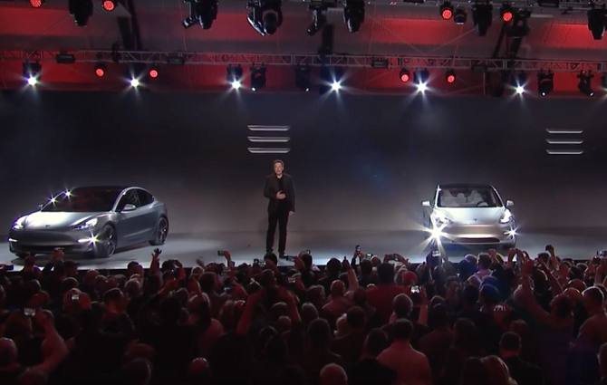 "Tak co říkáte?" ptá se Elon Musk nadšeného publika.