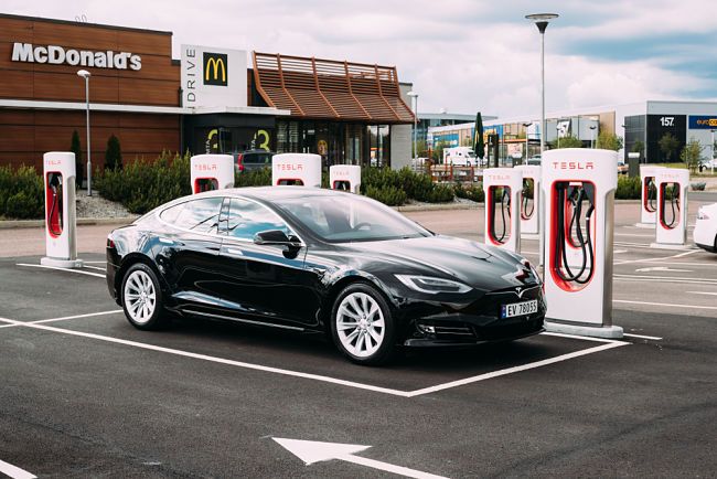 Elektromobil Tesla u nabíječky ve Švédsku.
